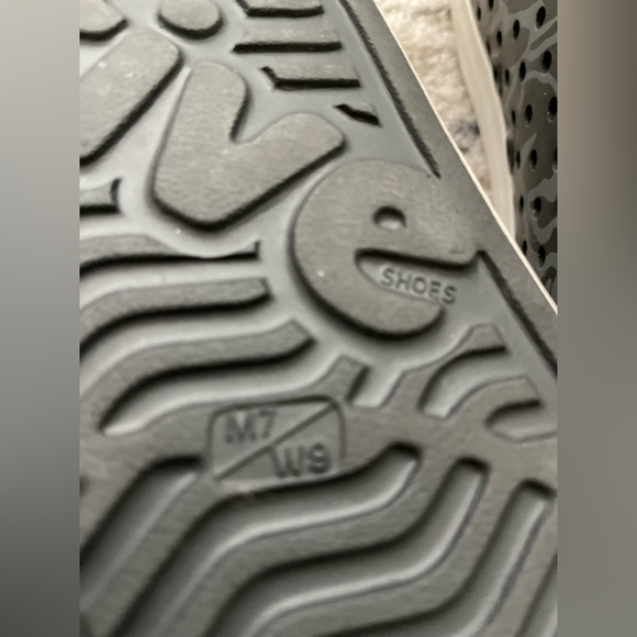 Native Jefferson Black Gray Slip On Sneaker Shoe Size 9 Yachting Resort Beach - Picture 6 of 6